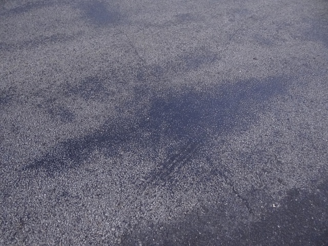 Bleeding asphalt - образование плёнки битума на существующем асфальтобетонном дорожном покрытии